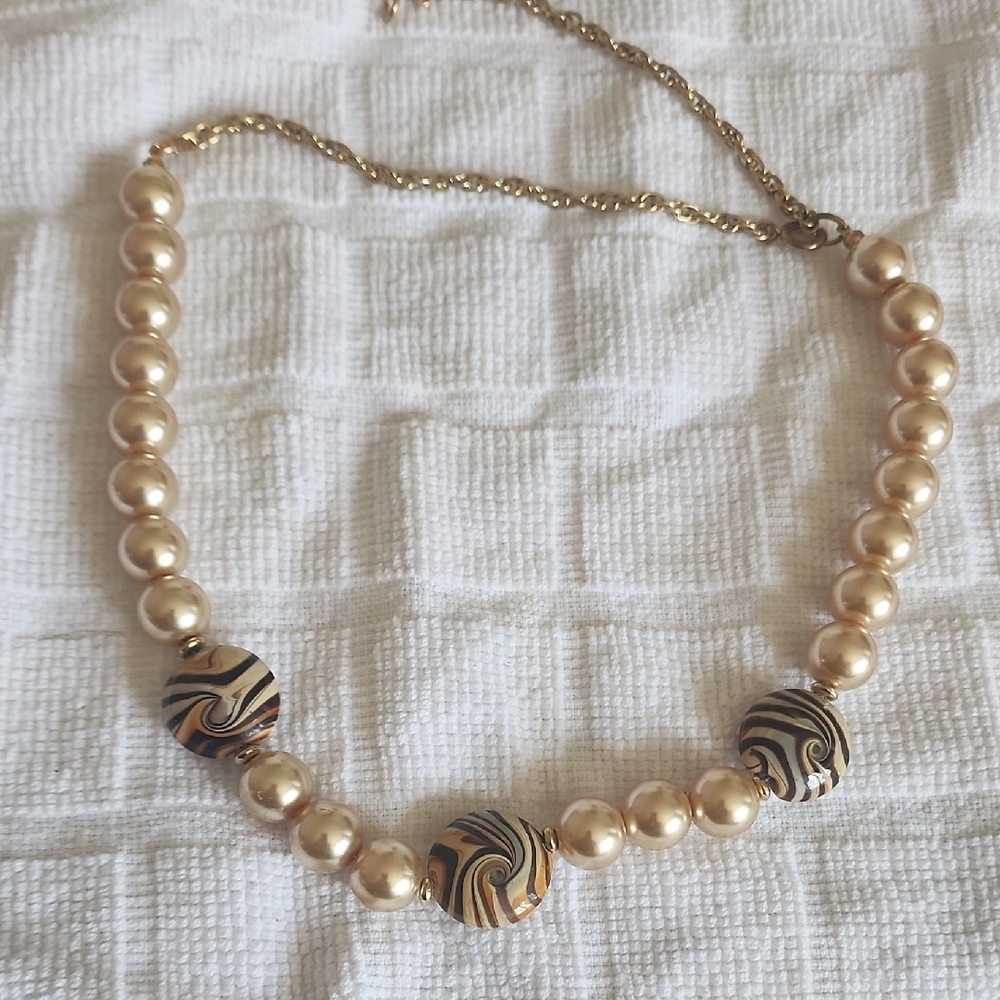 ♥Elegant Gold Pearl Necklace Glass beads in a swirl caramel, cappuccino, Vintage